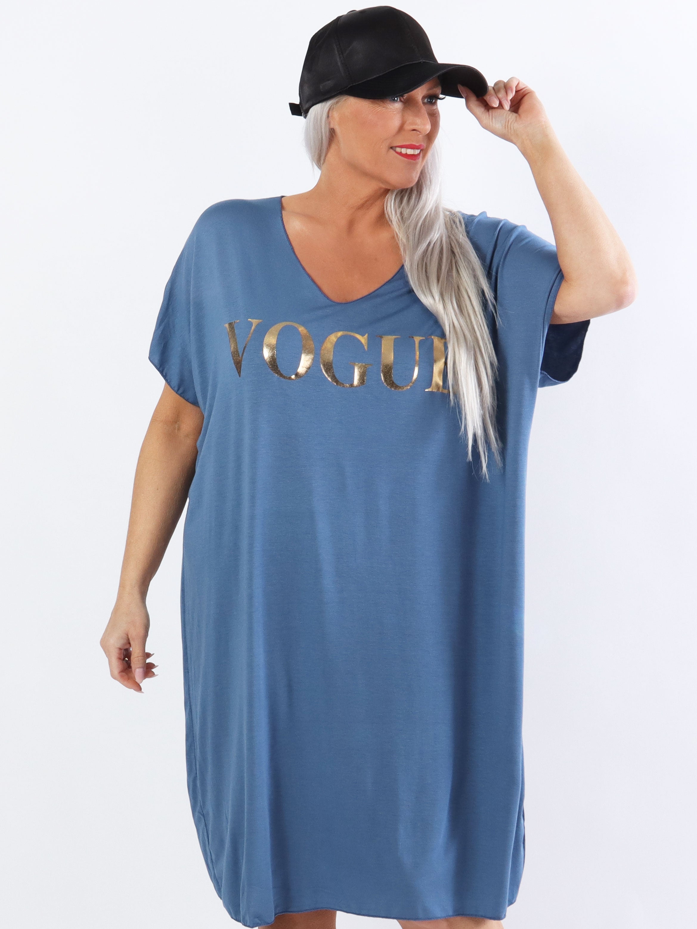 Vogue - Plus size t-shirtkjole i viskose med guld skrift